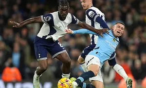 Tottenham nhận thẻ vàng nhanh nhất Ngoại hạng Anh