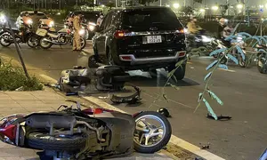 Ôtô tông liên hoàn ở đường song hành cao tốc, 4 người bị thương Ôtô tông liên hoàn ở đường song hành cao tốc, 4 người bị thương