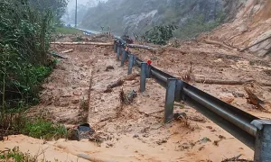 Sạt lở đường nối Nha Trang - Đà Lạt chia cắt giao thông