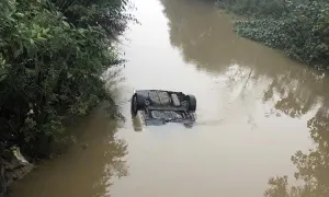 Ôtô lao xuống sông, hai người chết Ôtô lao xuống sông, hai người chết
