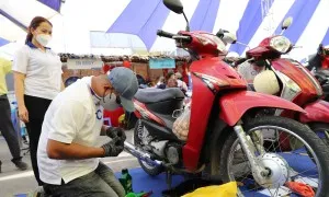 Sửa miễn phí hơn nghìn xe máy cho lao động về Tết Sửa miễn phí hơn nghìn xe máy cho lao động về Tết