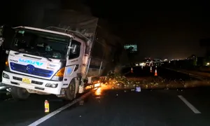 Ôtô tải chở rau quả cháy trên cao tốc Ôtô tải chở rau quả cháy trên cao tốc