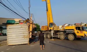 Thùng container rơi giữa vòng xoay Thùng container rơi giữa vòng xoay