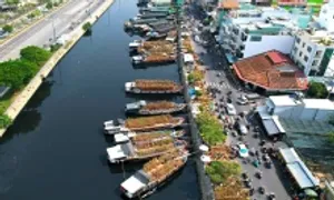 Nhộn nhịp chợ hoa 'trên bến dưới thuyền' ở TP HCM Nhộn nhịp chợ hoa 'trên bến dưới thuyền' ở TP HCM