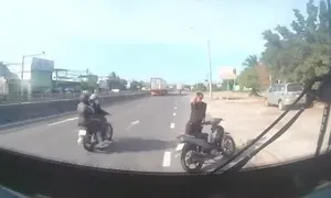Xe bus bị người lạ chặn đường, ném đá vỡ kính Xe bus bị người lạ chặn đường, ném đá vỡ kính