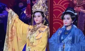 Hàng trăm khán giả hưởng ứng vở 'Câu thơ yên ngựa' Hàng trăm khán giả hưởng ứng vở 'Câu thơ yên ngựa'