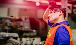 Lý do công nhân có thể làm việc dưới nắng nóng Lý do công nhân có thể làm việc dưới nắng nóng