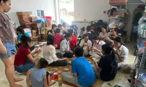 Cặp vợ chồng làm chục mâm cơm mời thí sinh thi lớp 10