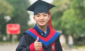 Nam sinh tốt nghiệp xuất sắc với 'niềm tin của mẹ và sổ hộ nghèo'