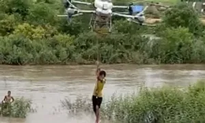Bay drone cứu hai đứa trẻ mắc kẹt giữa sông