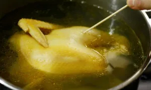 Vì sao cần chọc vào đùi món gà luộc? Vì sao cần chọc vào đùi món gà luộc?