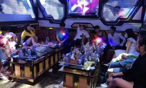 Ba cựu công an ra toà vì 'tha' 4 người dùng ma tuý trong quán karaoke Ba cựu công an ra toà vì 'tha' 4 người dùng ma tuý trong quán karaoke