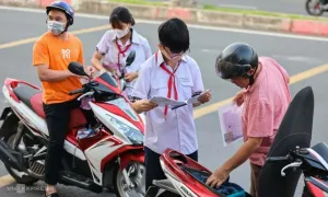 Phụ huynh, học sinh TP HCM ngóng lùi giờ vào lớp Phụ huynh, học sinh TP HCM ngóng lùi giờ vào lớp