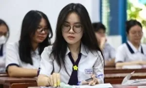 'Lương cha mẹ không theo nổi mức tăng học phí đại học 15% của con' 'Lương cha mẹ không theo nổi mức tăng học phí đại học 15% của con'