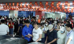 Hàng nghìn khách đổ xô lên tàu Cát Linh đi xem diễu binh Hàng nghìn khách đổ xô lên tàu Cát Linh đi xem diễu binh