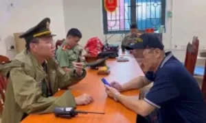 Lập biên bản xử phạt người xếp ghế giữ chỗ xem diễu binh rồi bán Lập biên bản xử phạt người xếp ghế giữ chỗ xem diễu binh rồi bán