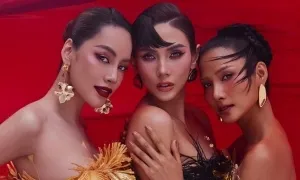 Ba người mẫu tạo dáng với đầm đính kết