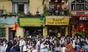 Quán trà chanh, gánh cốm đông nghịt khách ngày thu Hà Nội Quán trà chanh, gánh cốm đông nghịt khách ngày thu Hà Nội