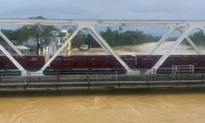 Đoàn tàu 450 tấn ngăn lũ cuốn trôi cầu Dã Viên Đoàn tàu 450 tấn ngăn lũ cuốn trôi cầu Dã Viên