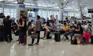 Hàng loạt chuyến bay chậm giờ do mưa lớn ở Tân Sơn Nhất