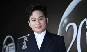 Tùng Dương diện đồ gần nửa tỷ đồng đi xem show