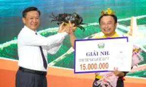 Cua nặng hơn 1,8 kg xác lập kỷ lục Việt Nam