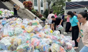 Cả nước chạy đua cứu trợ miền Trung